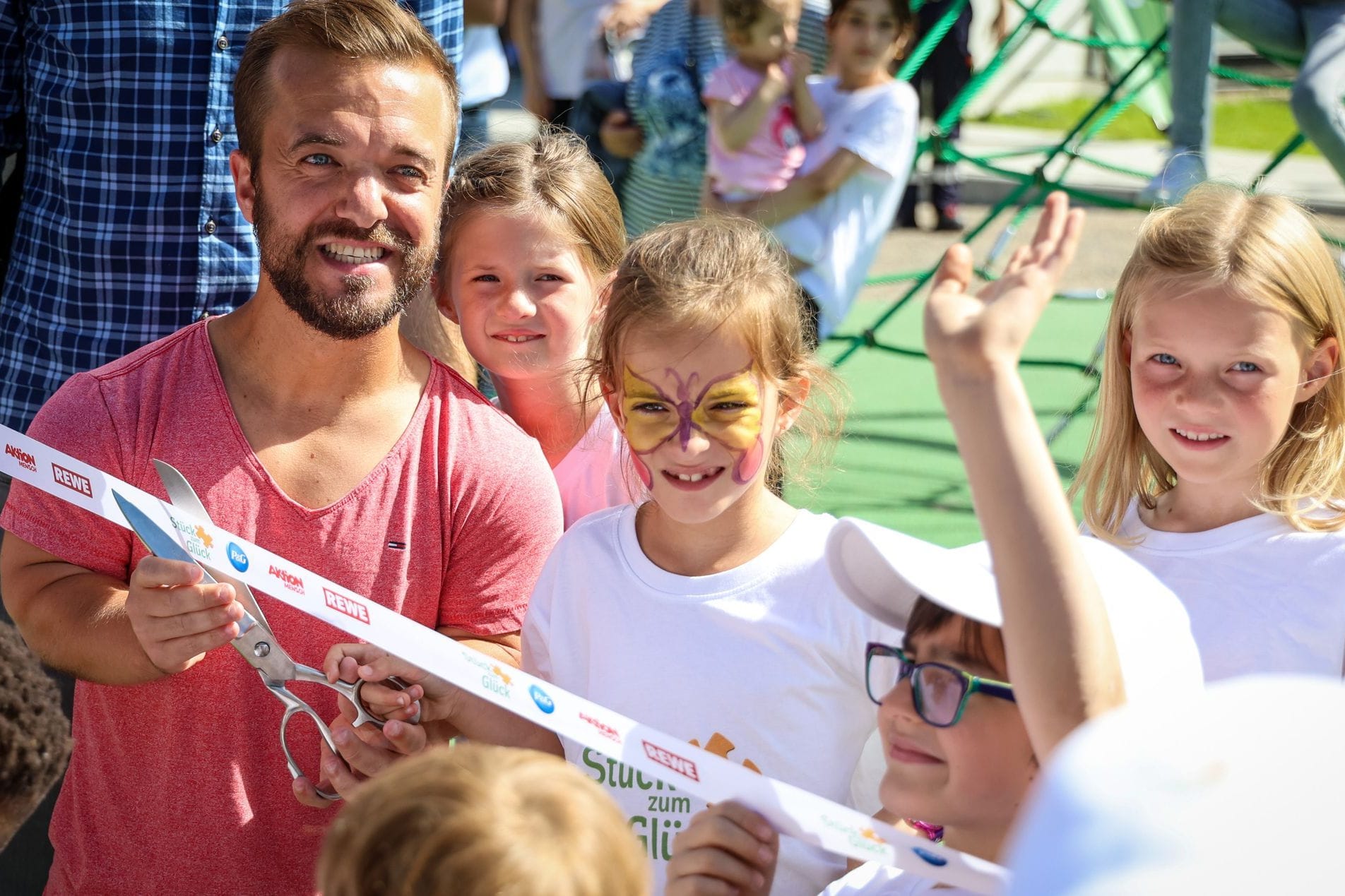 Mathias Mester, mehrfacher Para-Weltmeister im Speerwurf, durchschneidet bei der Eröffnung des ersten inklusiven Spielplatzes in Bremen ein Band.