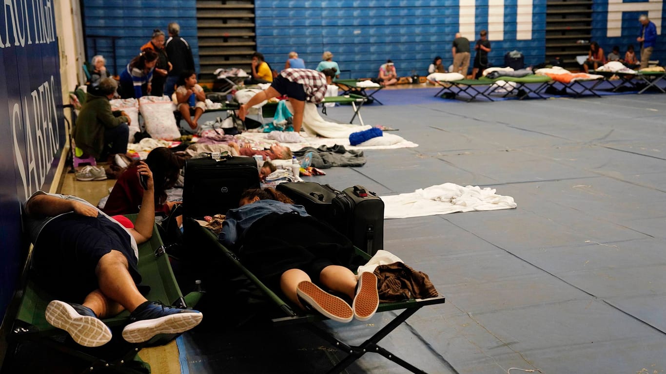 Eine Sporthalle in Kahului, Hawaii, dient als Notunterkunft: Die Menschen in Lahaina und umliegenden Gebieten haben alles verloren.