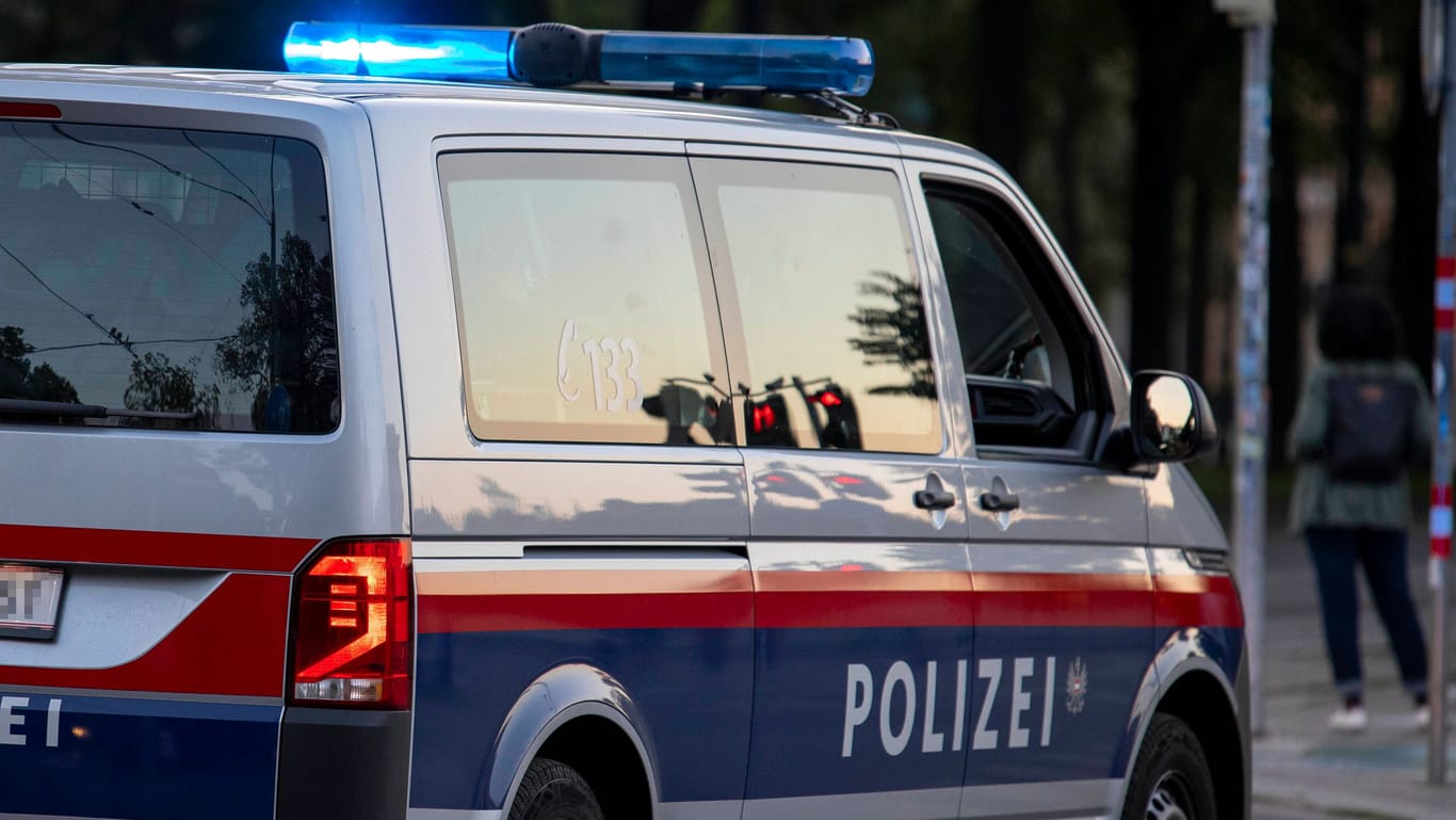 Ein Einsatzfahrzeug der Polizei Wien (Symbolbild): Nach dem Fund der Leiche eines Fünfjährigen sucht das Landeskriminalamt Wien dringend nach dem Vater des Jungen.