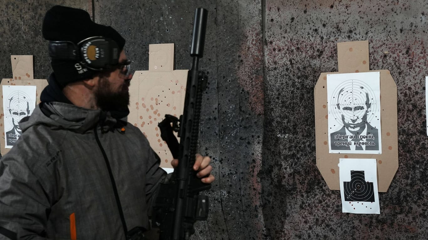 Ein ukrainischer Sniper schaut auf eine Putin-Zielscheibe (Archivbild): "Ein Ziel, ein Schuß"