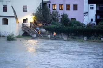 Überschwemmungen am Inn: Feuerwehrleute auf Kontrollgang am Montag.