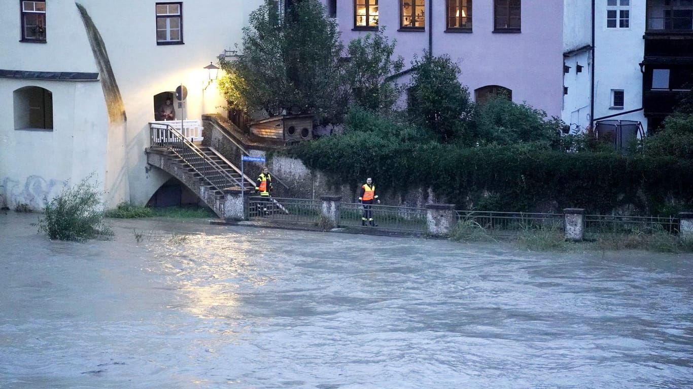 Überschwemmungen am Inn: Feuerwehrleute auf Kontrollgang am Montag.