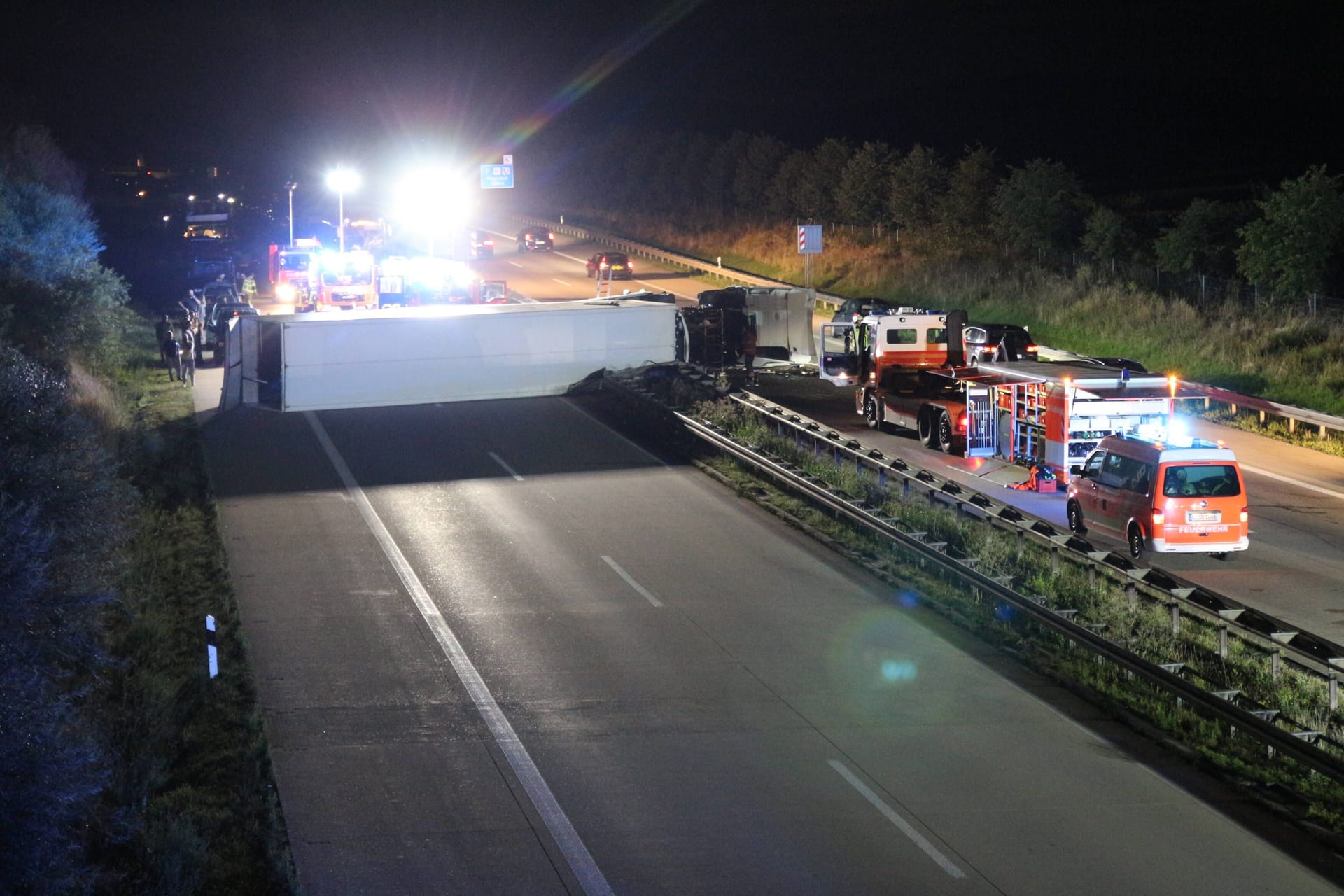 Auf der A38 bei Leipzig durchbrach ein Lastwagen die Mittelleitplanke und kippte um.