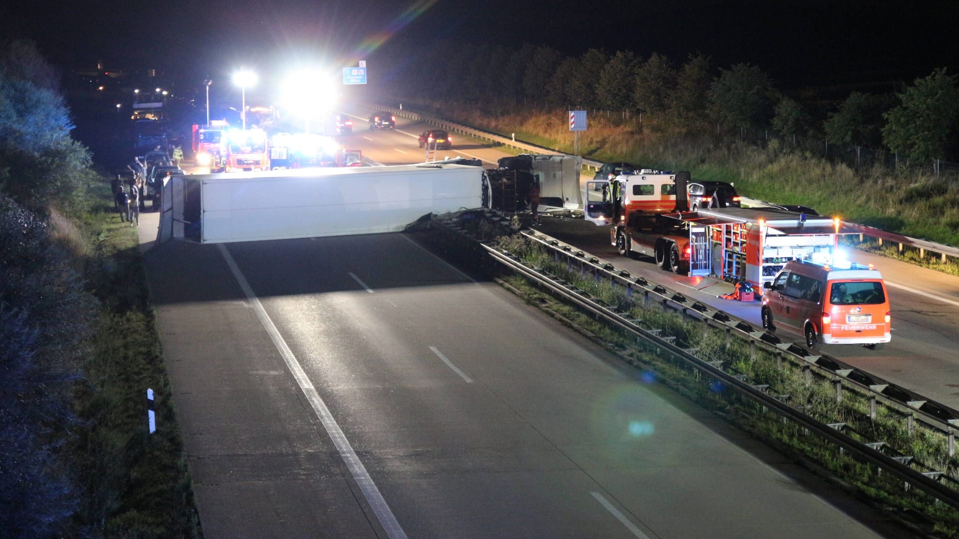 Auf der A38 bei Leipzig durchbrach ein Lastwagen die Mittelleitplanke und kippte um.