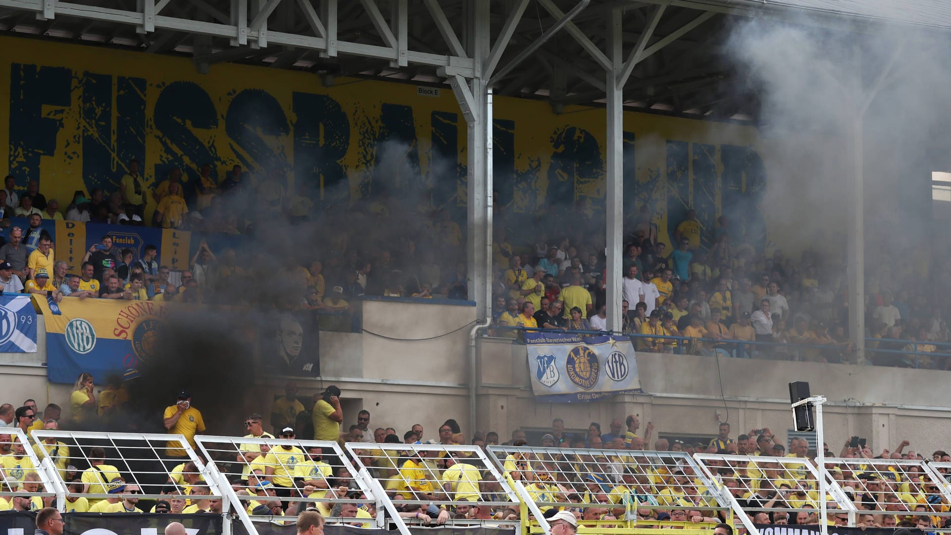 Rauch auf der Tribüne: Die Partie zwischen Lok Leipzig und Eintracht Frankfurt stand kurz vor dem Abbruch.