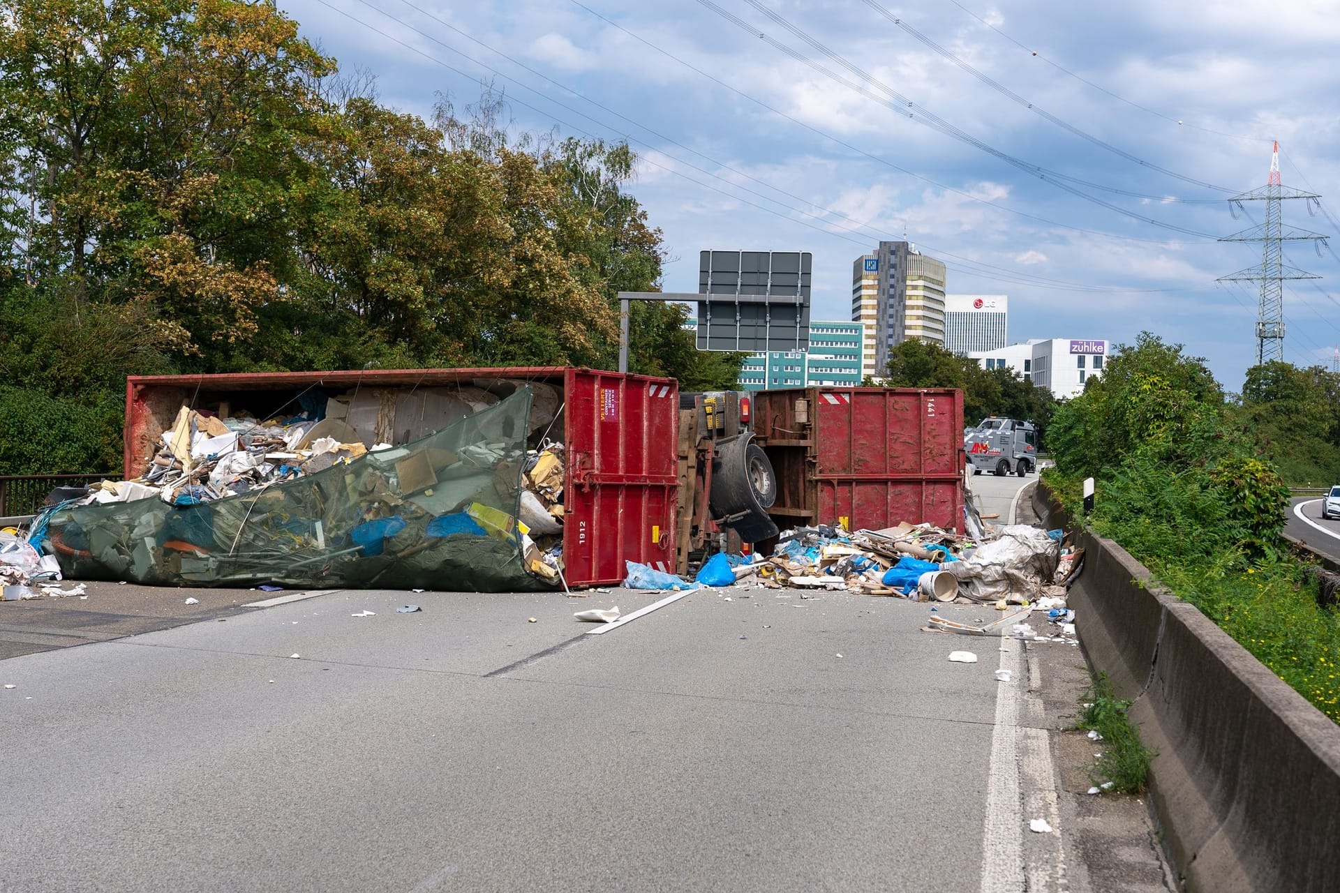 Der umgekippte LKW. Die Gründe sind noch unklar.