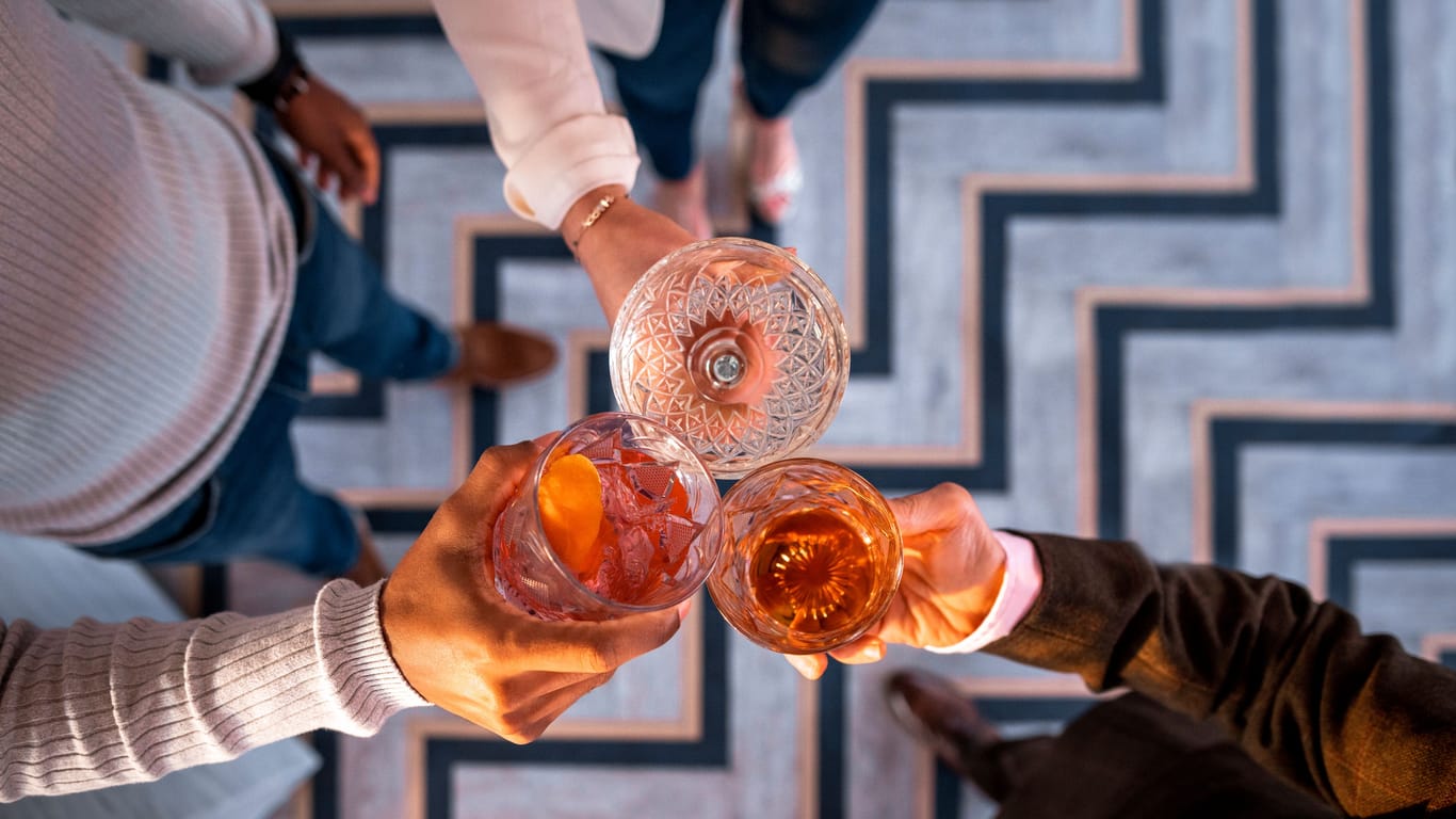 Anstoßen mit Cocktails: Für jeden Geschmack gibt es ein Getränk.