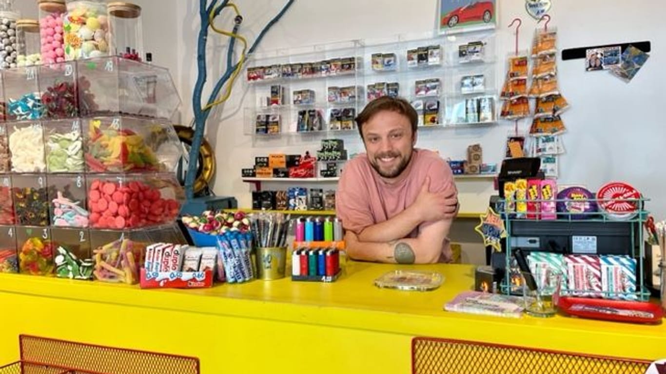 Lukas Stalter (29): Vor rund zwei Jahren hat er mit einer Partnerin einen Kiosk nahe der Bochumer Innenstadt eröffnet.