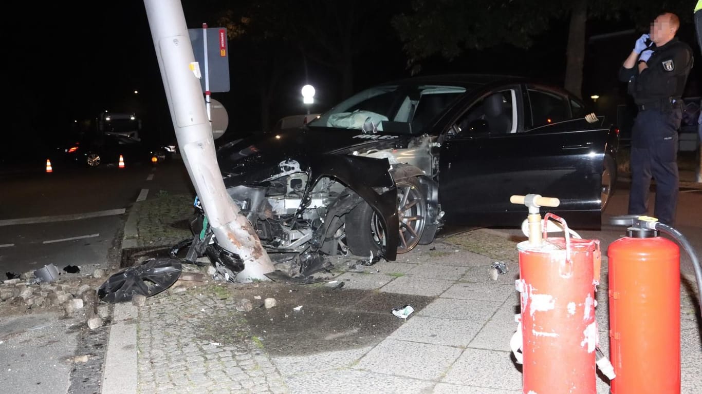 Ein bei einem Unfall völlig zerstörter Tesla in Berlin