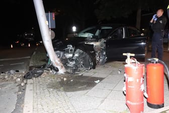 Ein bei einem Unfall völlig zerstörter Tesla in Berlin