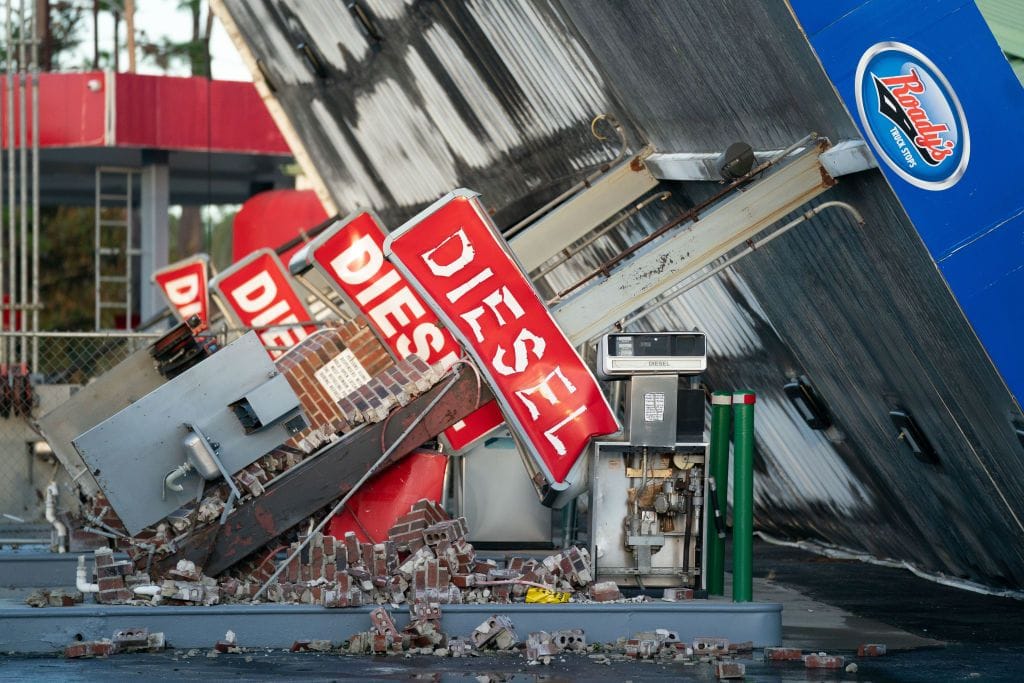 Zerstörte Tankstelle in Florida: Ein Hurrikan der Stufe 3 von 5 hat den Sunshine State am Mittwoch heimgesucht, bevor er weiter ins Landesinnere zog.