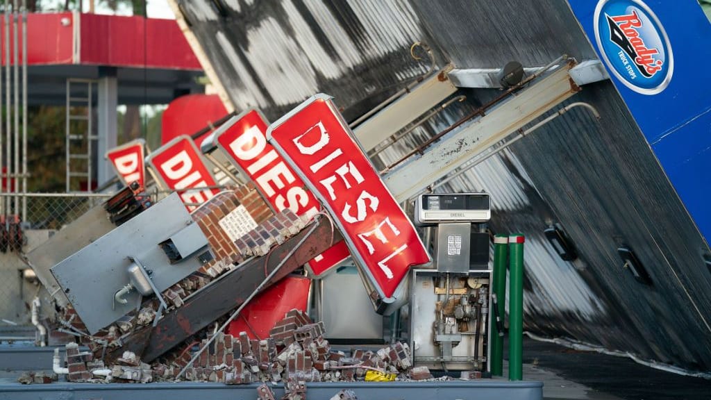 Zerstörte Tankstelle in Florida: Ein Hurrikan der Stufe 3 von 5 hat den Sunshine State am Mittwoch heimgesucht, bevor er weiter ins Landesinnere zog.