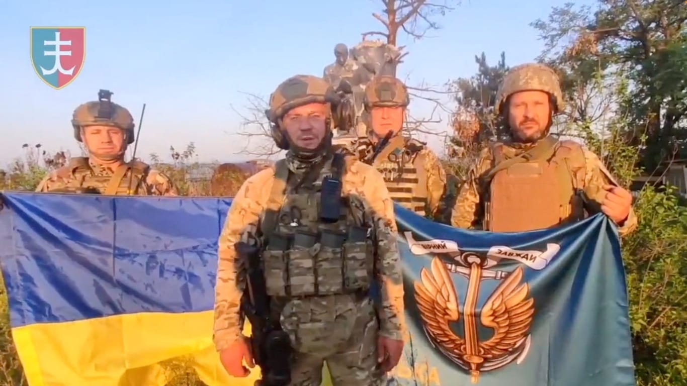 Ukrainische Soldaten in Uroschaine: Die Truppen haben das umkämpfte Dorf nach eigenen Angaben zurückerobert.
