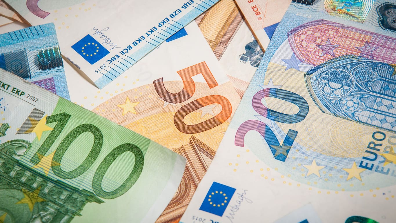Euro-Banknoten (Symbolbild): Die Kreditkosten sind in den vergangenen Monaten in die Höhe geschossen.