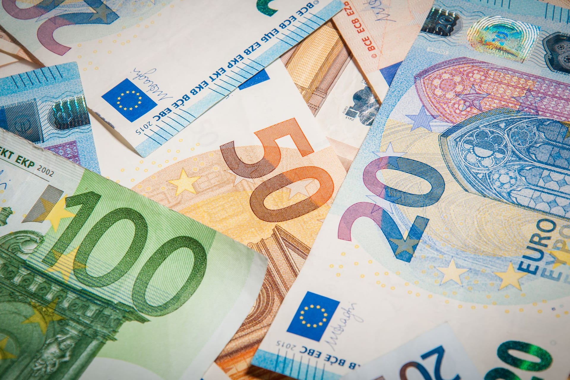Euro-Banknoten (Symbolbild): Die Kreditkosten sind in den vergangenen Monaten in die Höhe geschossen.