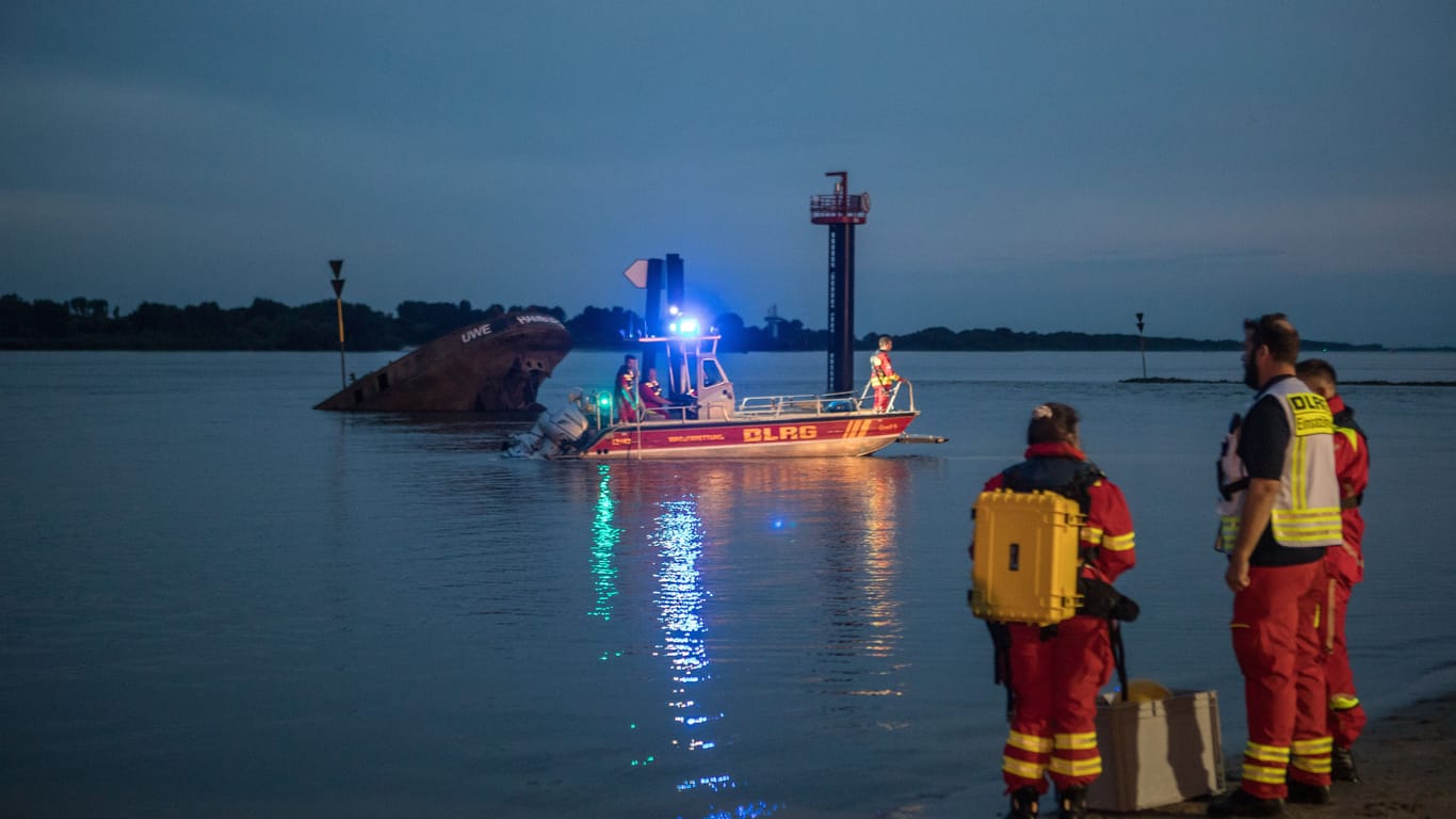 Einsatzkräfte vor Ort: Feuerwehr und DLRG suchten in der Nähe des Wracks "Uwe" nach dem Vermissten.