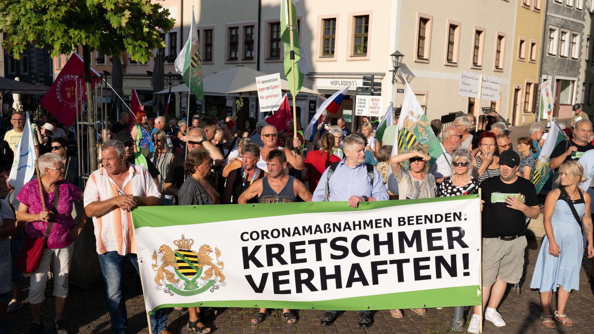Teilnehmer einer Kundgebung der rechtsextremen Kleinstpartei Freie Sachsen stehen anlässlich einer CDU-Wahlkampfveranstaltung auf dem Marktplatz und tragen ein Transparent mit der Aufschrift "Kretschmer verhaften". Teilnehmer einer Kundgebung der rechtsextremen Kleinstpartei Freie Sachsen stehen anlässlich einer CDU-Wahlkampfveranstaltung auf dem Marktplatz und tragen ein Transparent mit der Aufschrift "Kretschmer verhaften".