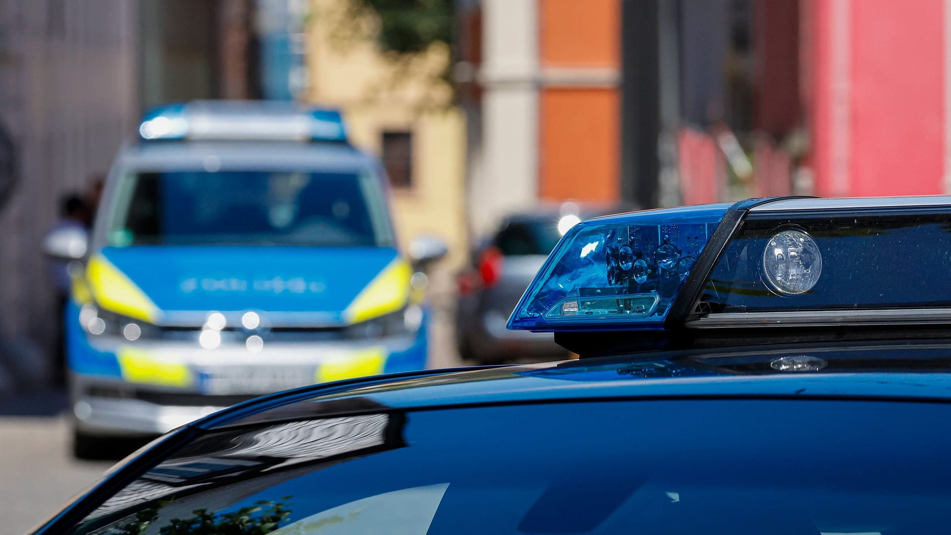 Zwei Polizeiautos stehen in einer Straße: In Bayenthal kam es in einer Asylunterkunft zu einer Messerattacke. Zwei Polizeiautos stehen in einer Straße: In Bayenthal kam es in einer Asylunterkunft zu einer Messerattacke.