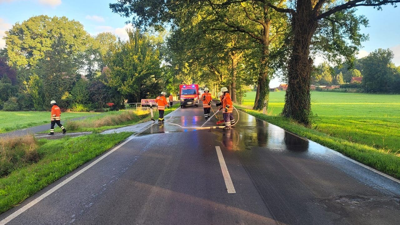 Einsatzkräfte reinigten die Straße auf einer Länge von rund 100 Metern von Trümmerteilen und Blut.