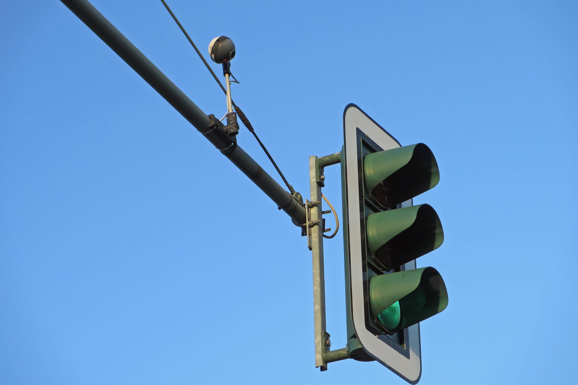 Eine Kamera auf einer Ampel in Berlin: Wozu dient sie?