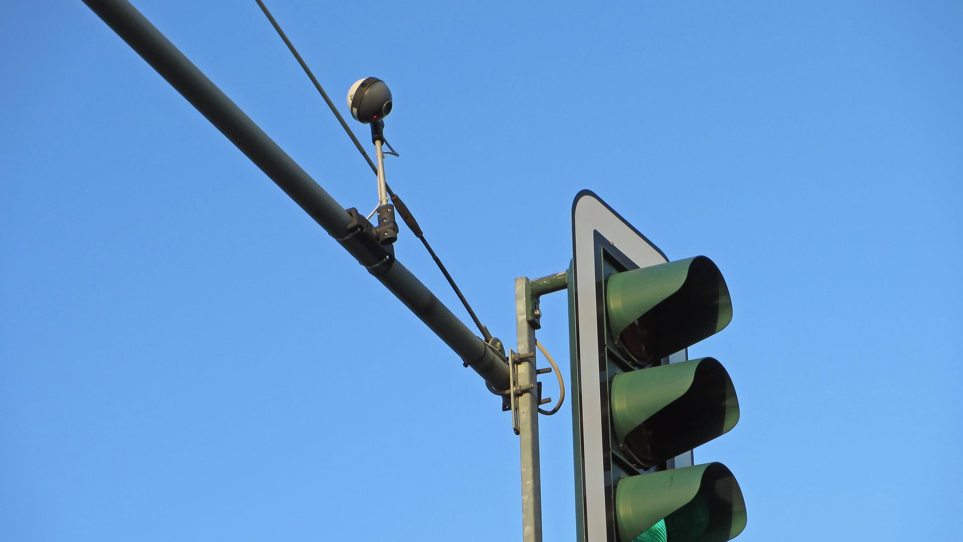 Eine Kamera auf einer Ampel in Berlin: Wozu dient sie?