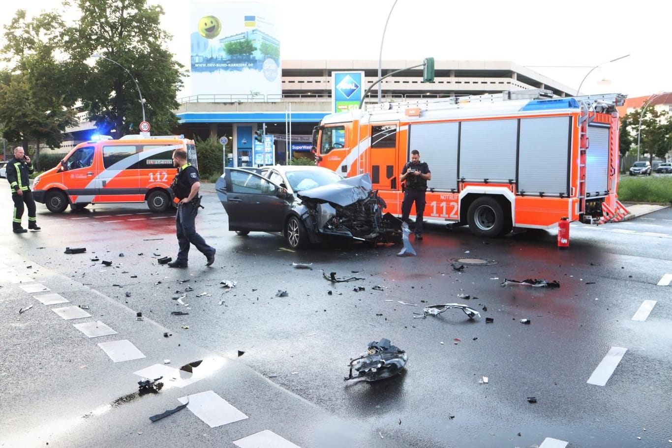 Ein feuerwehrfahrzeug ist in Berlin mit einem PKW kollidiert