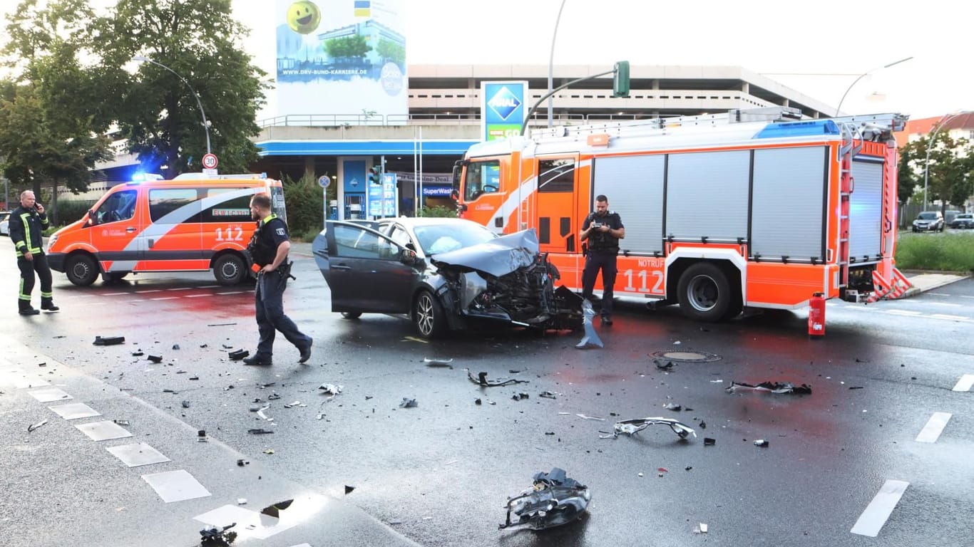Ein feuerwehrfahrzeug ist in Berlin mit einem PKW kollidiert