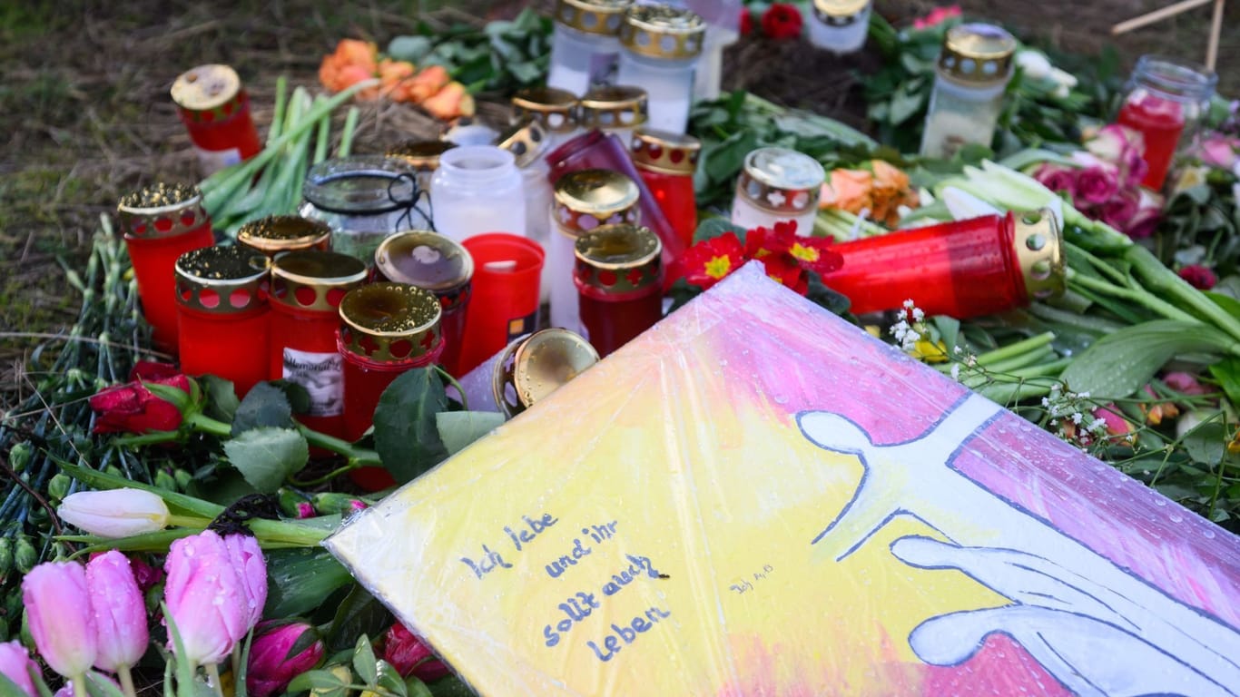 Blumen und Kerzen liegen an einer Tannenbaumschonung in Wunstorf-Blumenau: Der Mord an einem 14-Jährigen erschüttert.