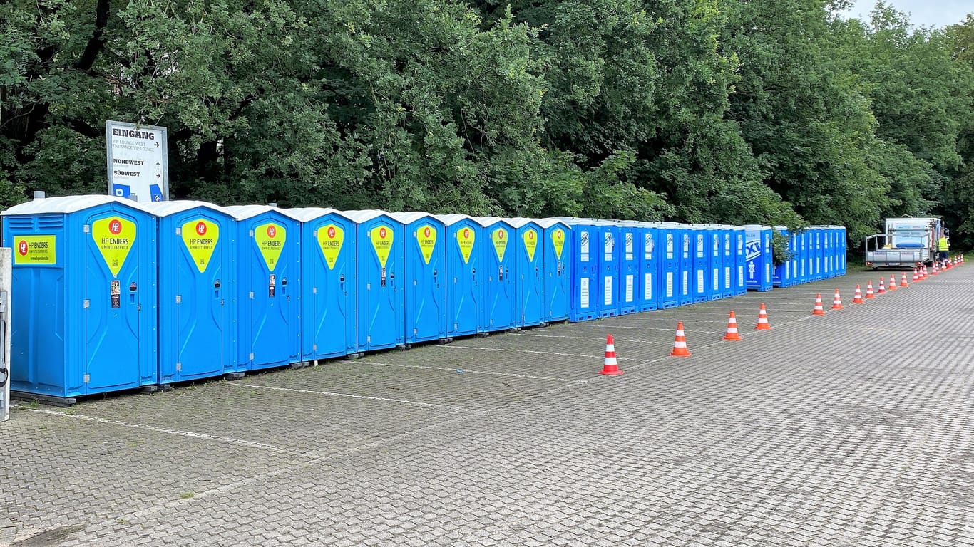 In Windeseile wurden für die gestrandeten Wacken-Camper mobile Toiletten bereitgestellt: Wie lange die Fans noch in Hamburg ausharren müssen, ist am Dienstag ungewiss.