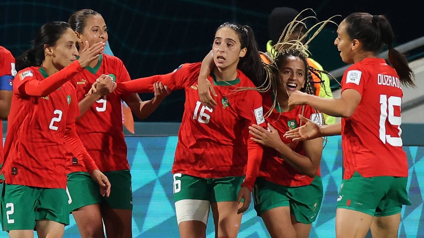 Anissa Lahmari: Die Torschützin zum 1:0 gegen Kolumbien wird von ihren marokkanischen Teamkolleginnen für ihren Treffer gefeiert.