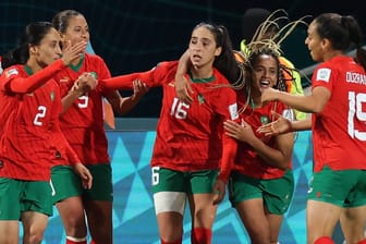 Anissa Lahmari: Die Torschützin zum 1:0 gegen Kolumbien wird von ihren marokkanischen Teamkolleginnen für ihren Treffer gefeiert.