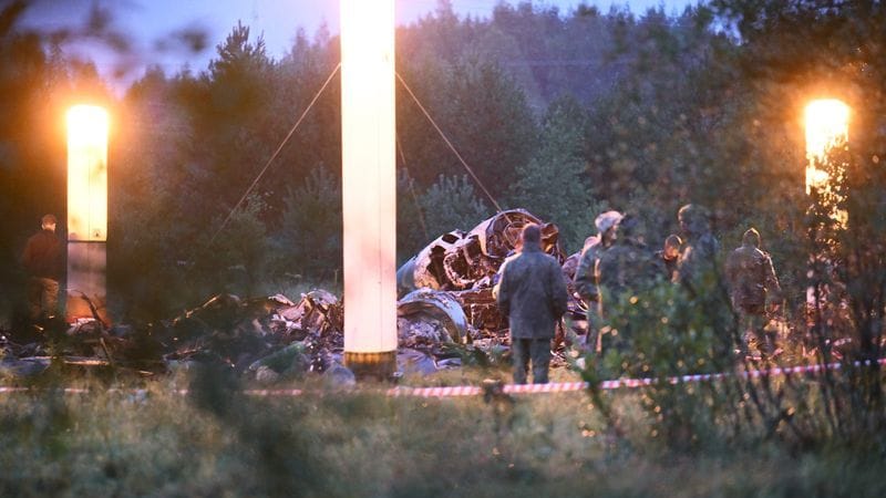 Einsatzkräfte am Absturzort in der Nähe des Dorfes Kuschenkino. Über die Ursache des Absturzes gibt es bislang nur Spekulationen.