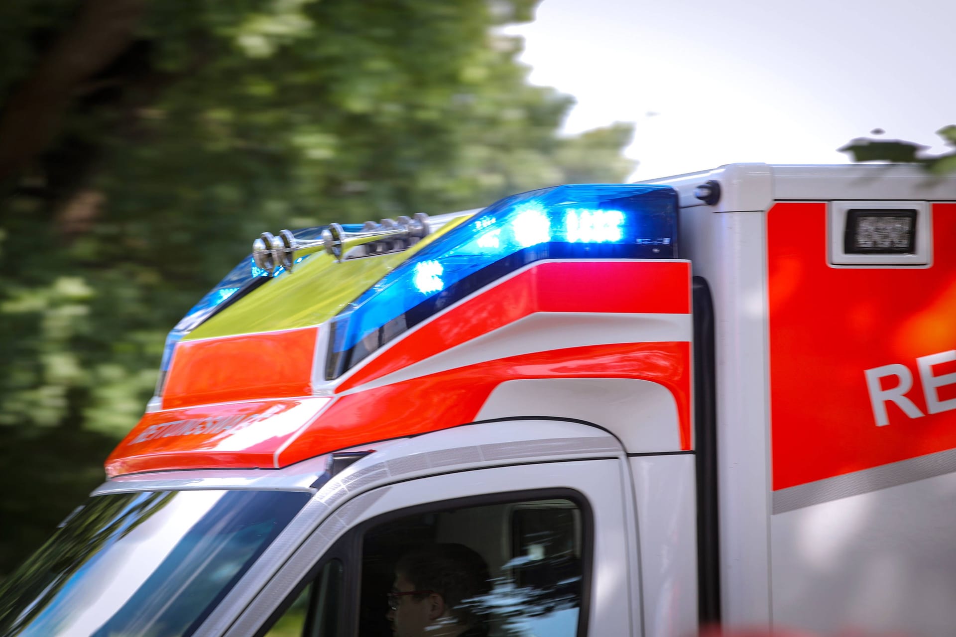 Rettungswagen in Niedersachsen (Symbolfoto): Ein Junge kämpft um sein Leben.