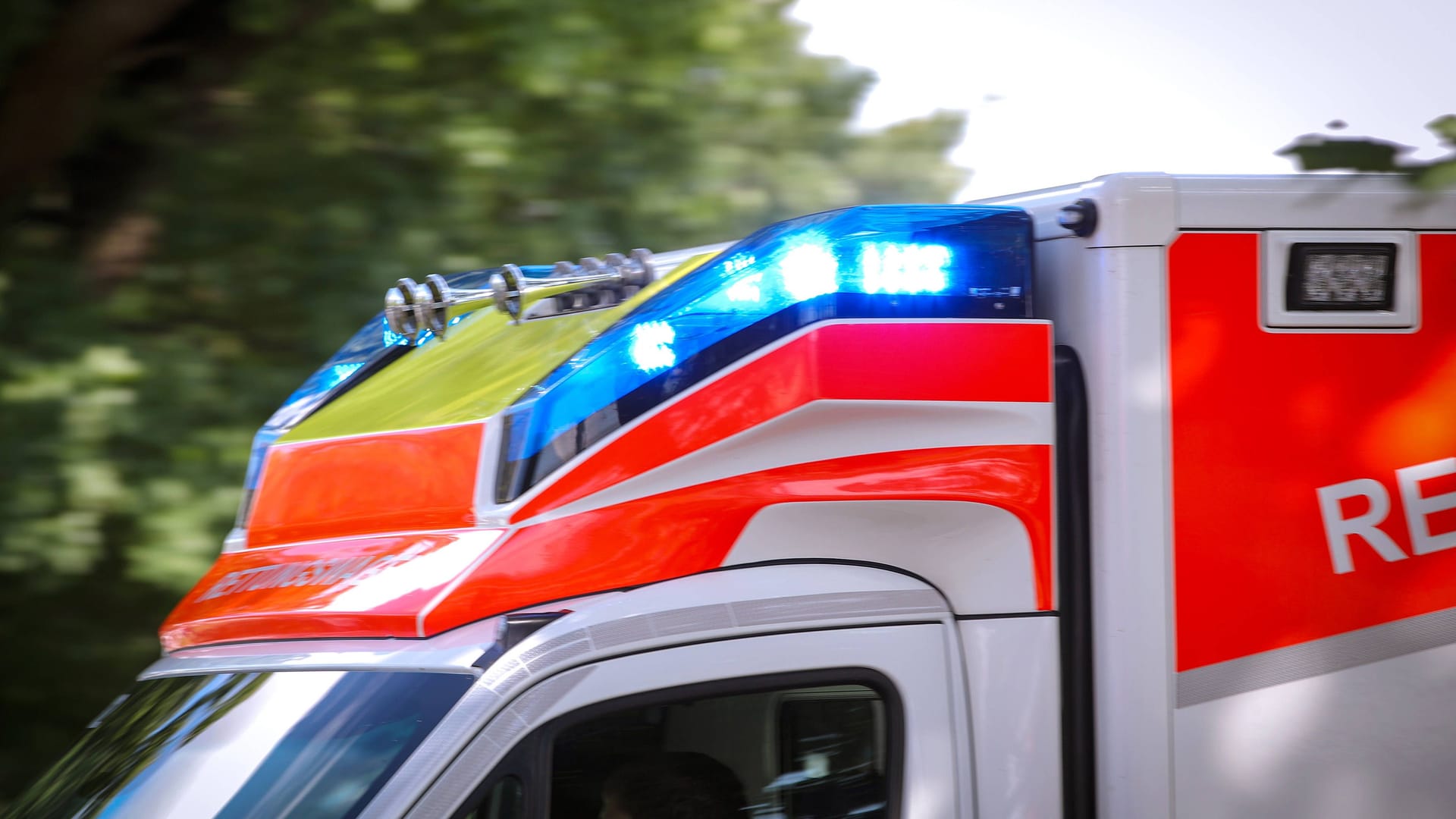 Rettungswagen in Niedersachsen (Symbolfoto): Ein Junge kämpft um sein Leben.