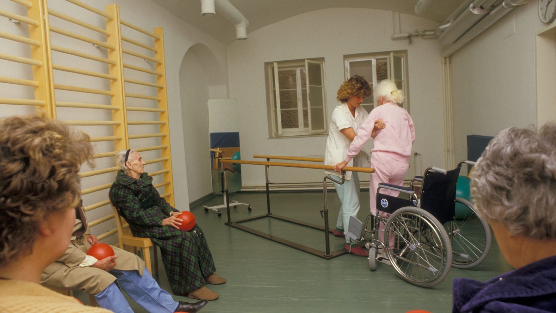 Übungen für Patienten in einer geriatrischen Einrichtung (Symbolbild): In Lenggries laufen nun Ermittlungen gegen eine solche Klinik.