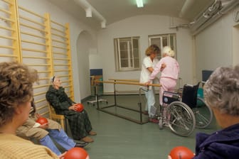 Übungen für Patienten in einer geriatrischen Einrichtung (Symbolbild): In Lenggries laufen nun Ermittlungen gegen eine solche Klinik.
