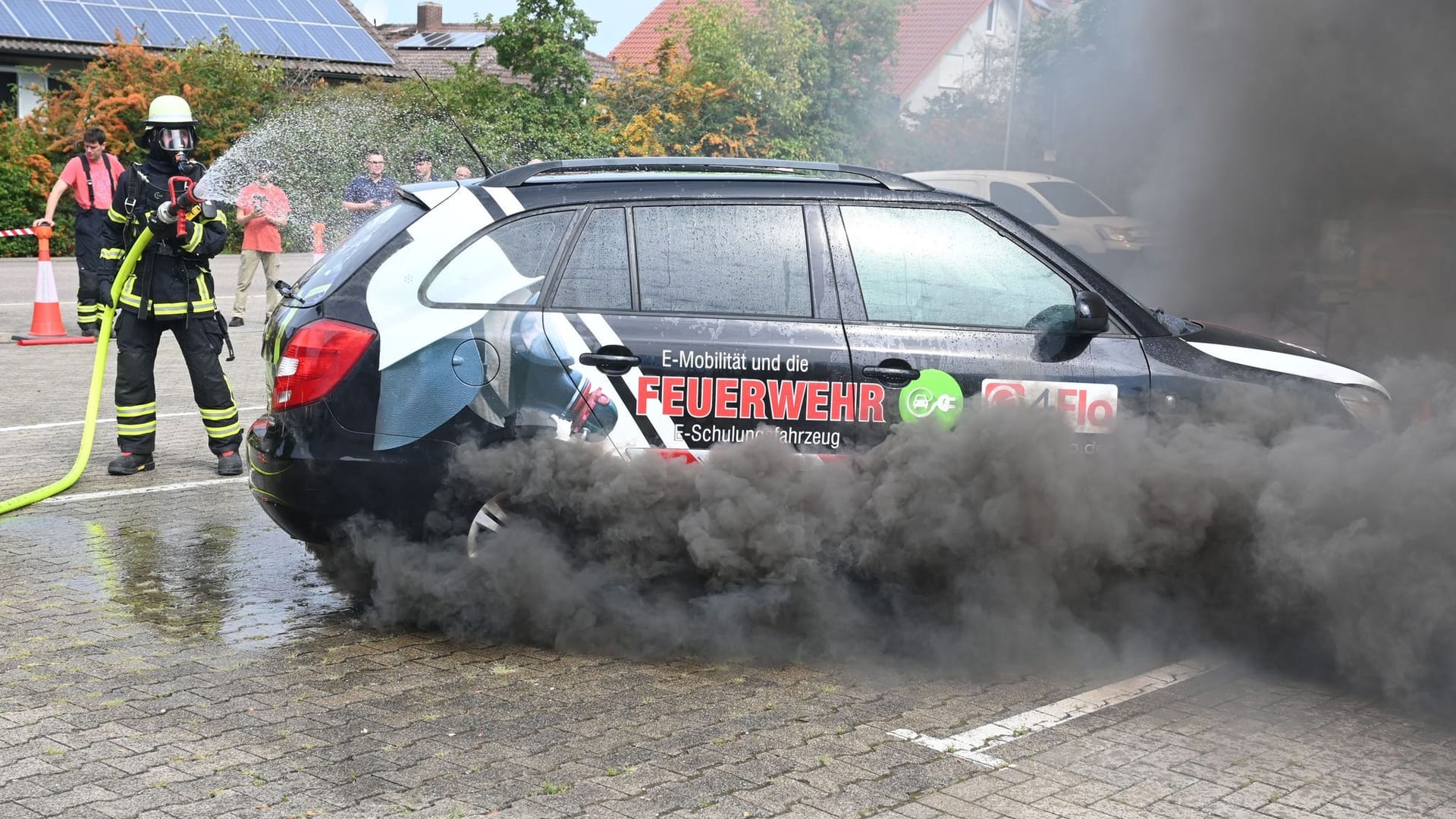 Feuerwehr-Training an E-Fahrzeugen