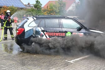 Feuerwehr-Training an E-Fahrzeugen