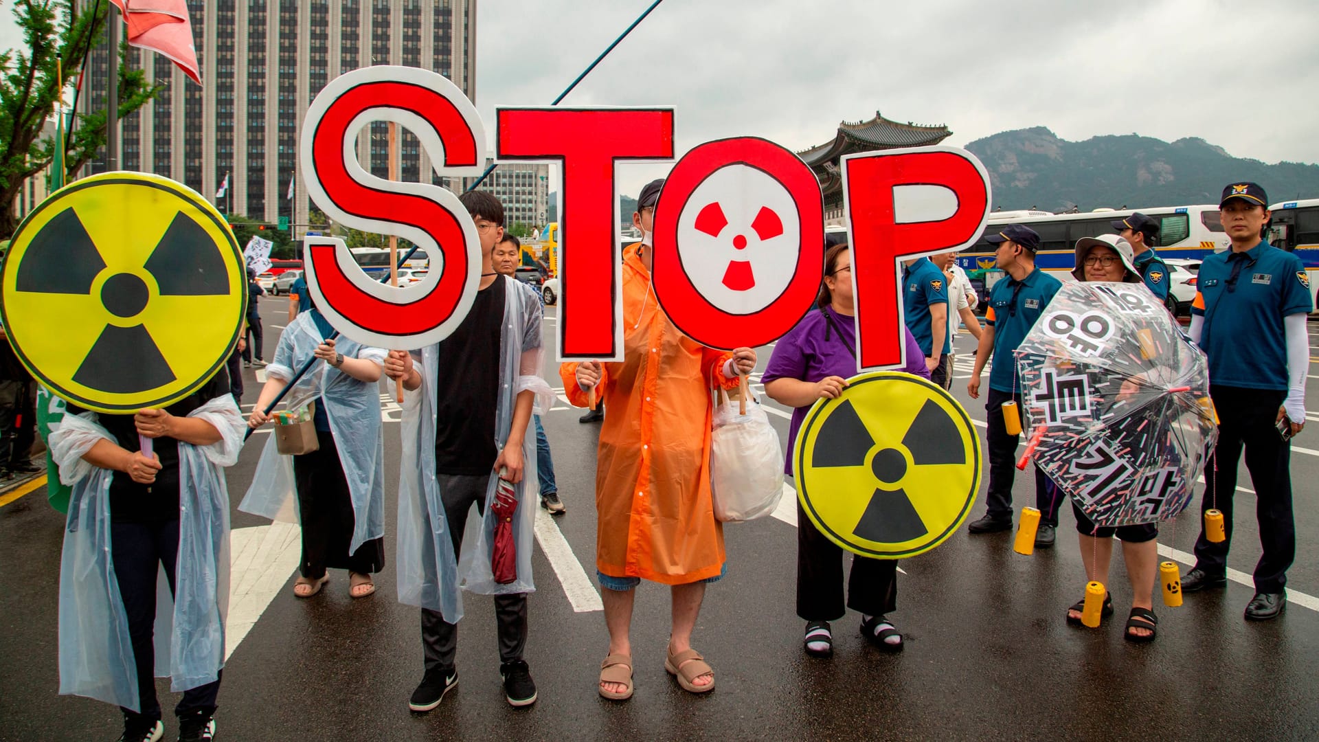 Vergeblicher Protest: Massiver Kritik und zahlreicher Proteste zum Trotz beginnt in Fukushima am Dienstag die Verklappung.