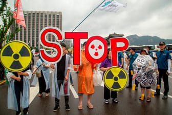 Vergeblicher Protest: Massiver Kritik und zahlreicher Proteste zum Trotz beginnt in Fukushima am Dienstag die Verklappung.