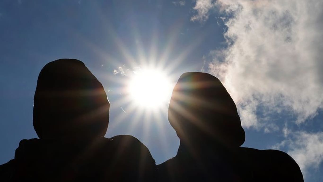 Die Sonne leuchtet am blauen Himmel: Geht es nach der Bilanz des DWD, hatte NRW in diesem Sommer 670 Sonnenstunden.