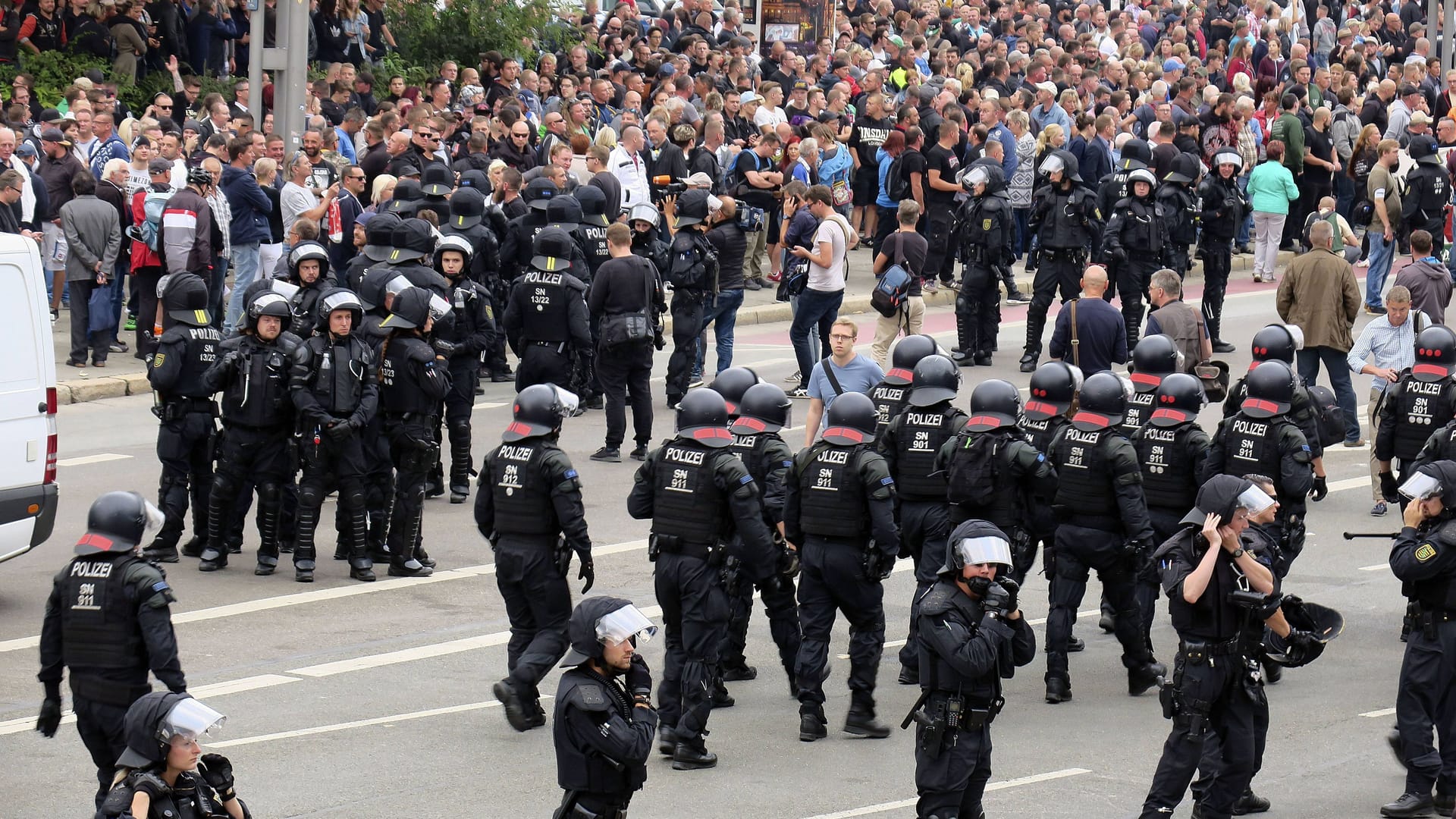 Viel Arbeit für die Polizei: Die Sicherheistbehörden hatten in den ersten Tagen nach dem Verbrechen das Mobilisierungspotenzial der rechten Szene unterschätzt.