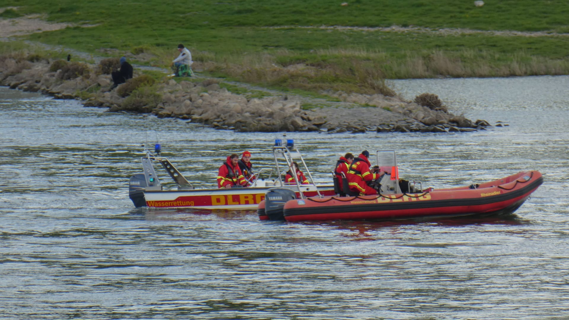 Boot der DLRG auf dem Rhein (Archiv): Im ersten Halbjahr kam es in NRW zu 35 Ertrinkungsfällen. Boot der DLRG auf dem Rhein (Archiv): Im ersten Halbjahr kam es in NRW zu 35 Ertrinkungsfällen.