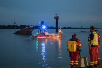 Einsatzkräfte vor Ort: Feuerwehr und DLRG suchten in der Nähe des Wracks "Uwe" nach dem Vermissten.