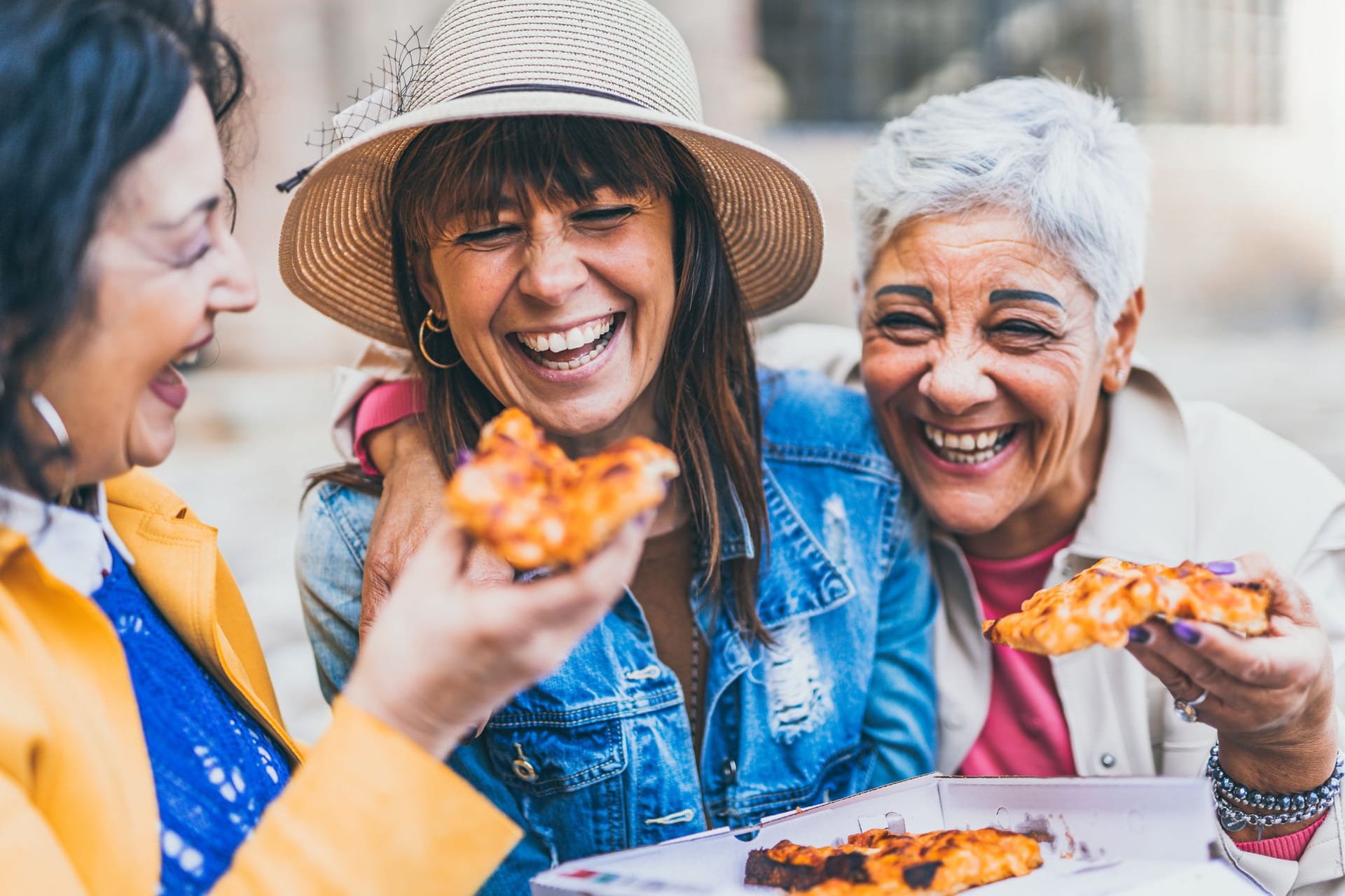 Drei Frauen teilen sich eine Pizza: An gutes Essen ist in Italien leicht zu kommen.