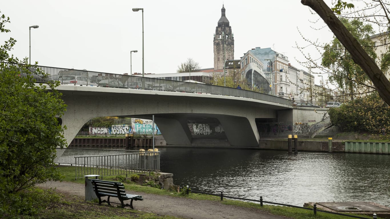 In Berlin-Charlottenburg führt die Caprivibrücke über die Spree
