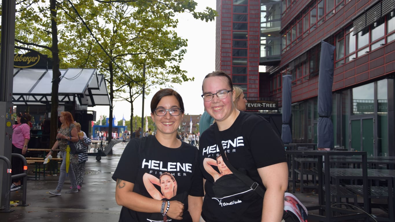 Zwei Mitglieder des Helene-Fischer-Fanclubs: Janine Kohl (l.) und Angela Faller (r.) konnten das Konzert gar nicht erwarten.