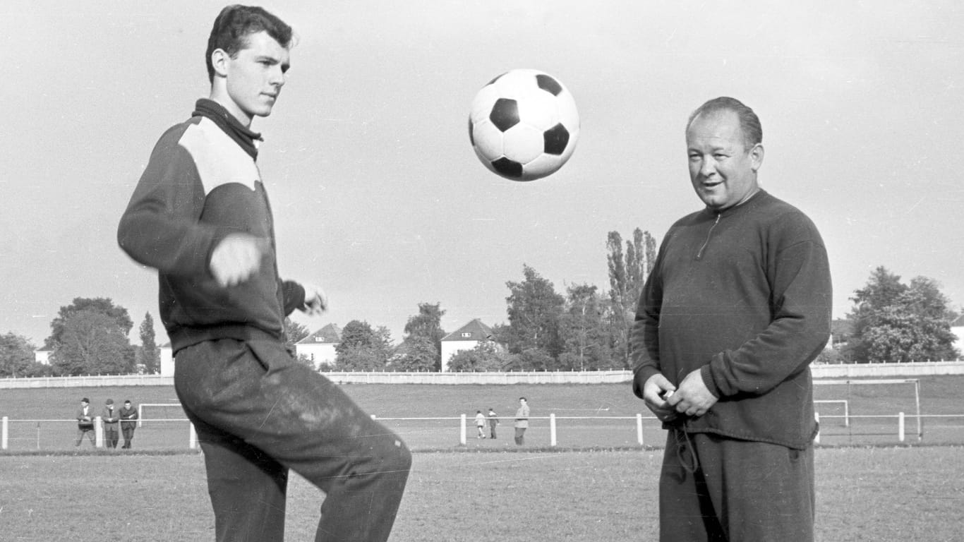 Junge Jahre: Beckenbauer (li.) mit Bayern-Trainer Tschik Čajkovski 1964.