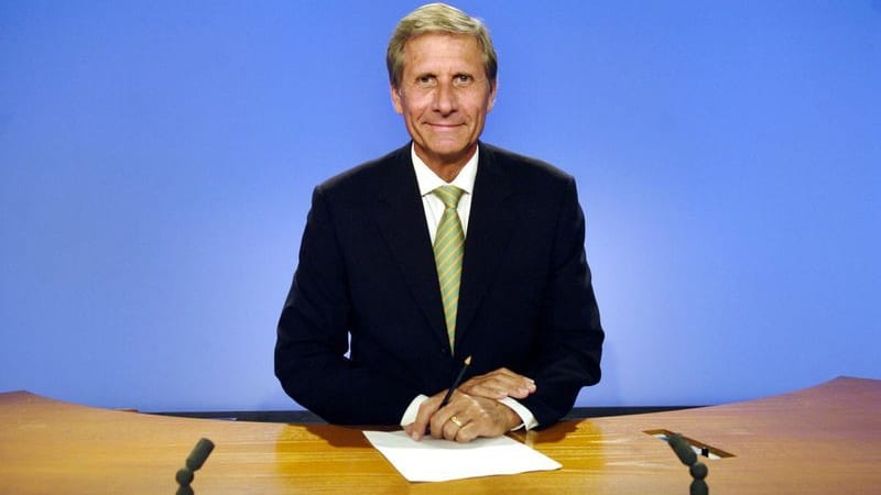 Nur mit Schlips: Der damalige Moderator Ulrich Wickert 2004 in Hamburg im «Tagesthemen»-Studio. Foto: