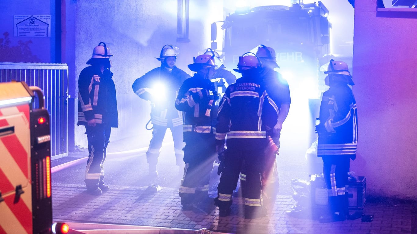 Feuerwehrleute beim Brand in Offenbach: In der Anlage waren mehrere kleine Explosionen zu hören.